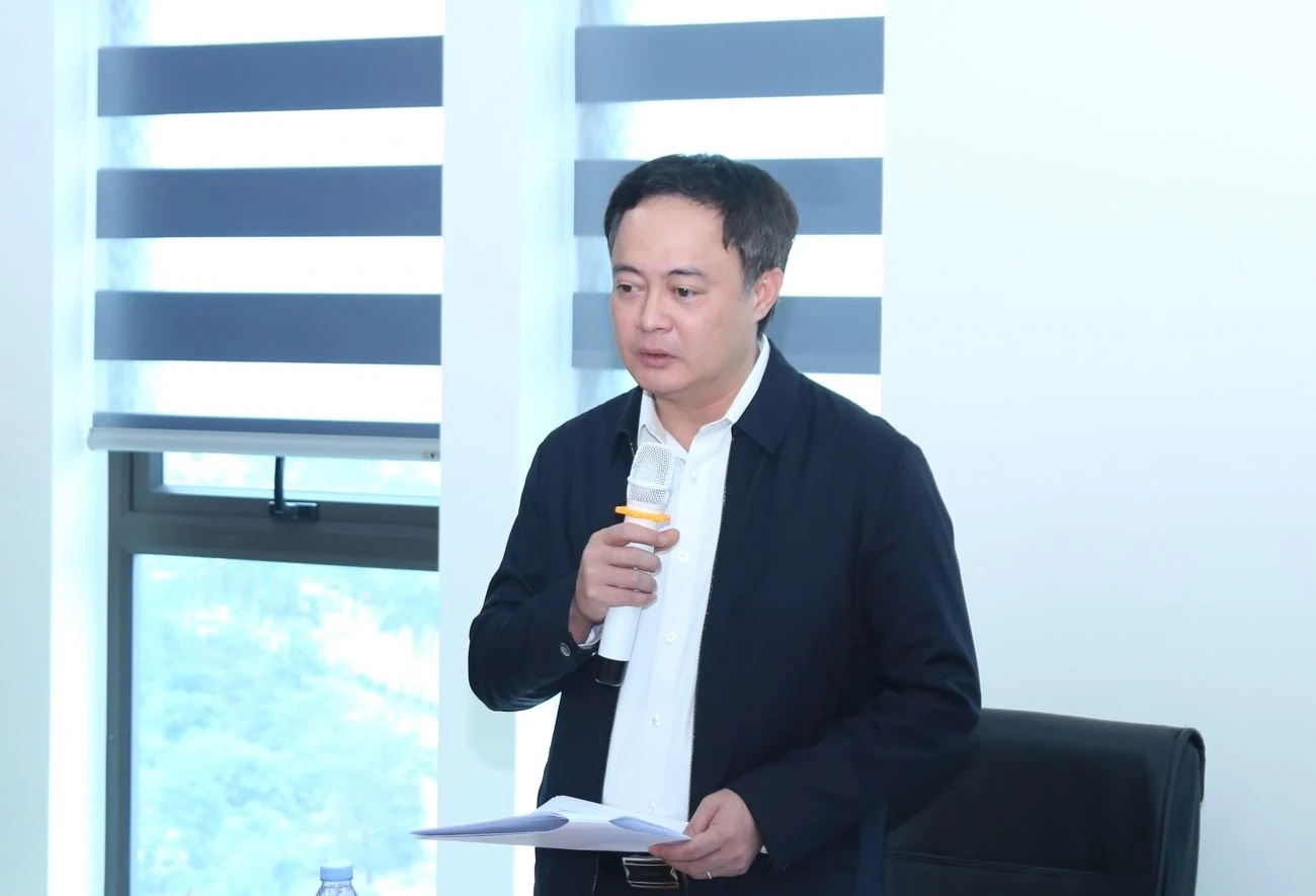 Quyền Giám đốc Sở Nội vụ Lê Ngọc Hợp báo cáo kết quả hoạt động của ngành.