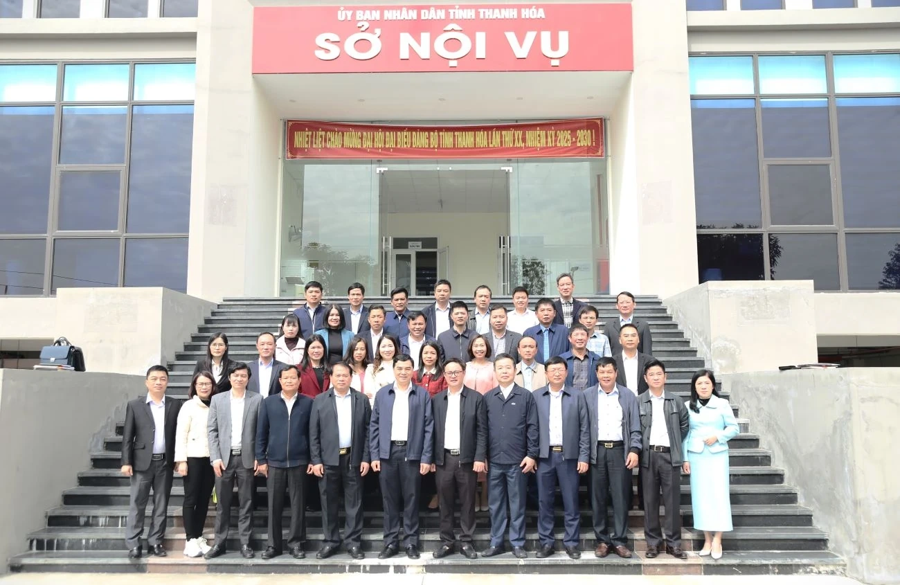 Chủ tịch UBND tỉnh Nguyễn Hoài Anh cùng các đại biểu chụp ảnh lưu niệm với tập thể cán bộ, công chức, viên chức Sở Nội vụ.